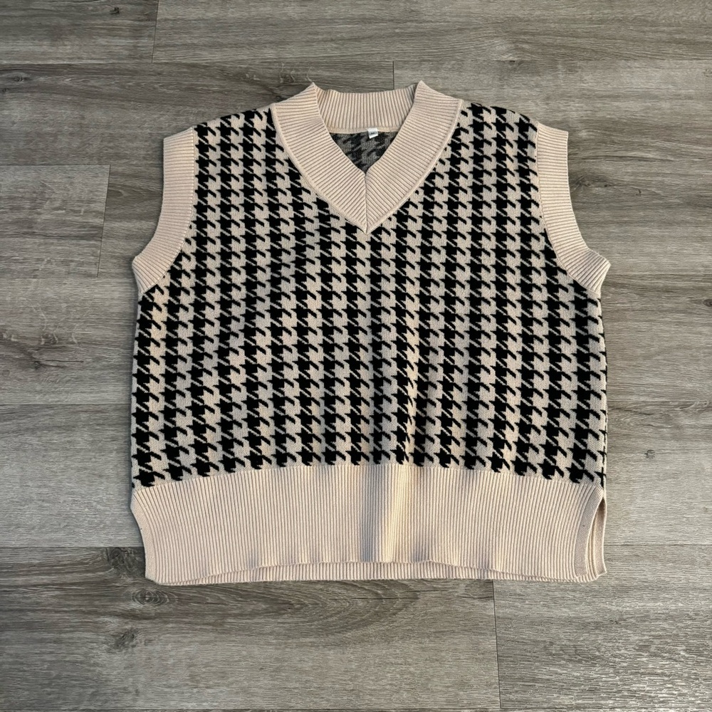 Houndstooth beige and black vest